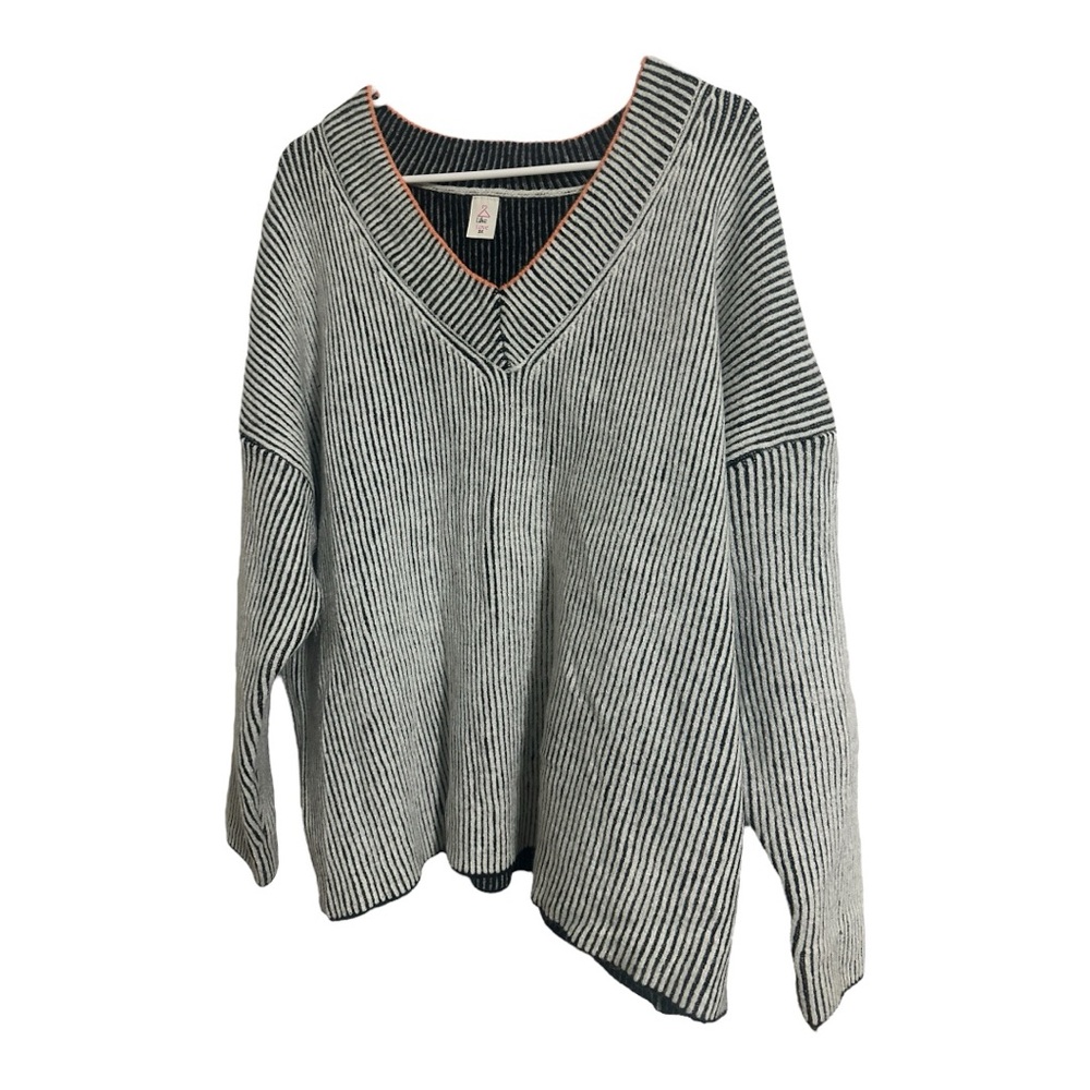 Women’s Like Love V-Neck Sweater – Black & White
Size: 3X